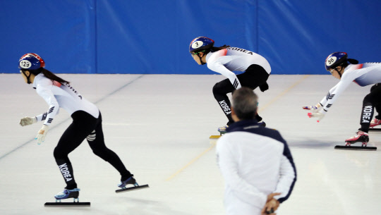 [올림픽] 계주훈련하는 한국 대표팀  18일 오후 강릉영동대학교 쇼트트랙 연습장에서 평창동계올림픽 한국 대표팀 심석희와 김예진이 계주 훈련을 하고 있다.